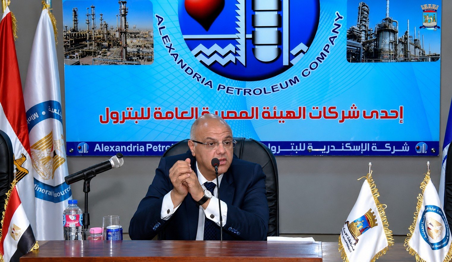 محافظ الإسكندرية يعقد اجتماعًا موسعًا مع قيادات المنطقة الجغرافية البترولية لبحث الملفات التنموية والخدمية المشتركة