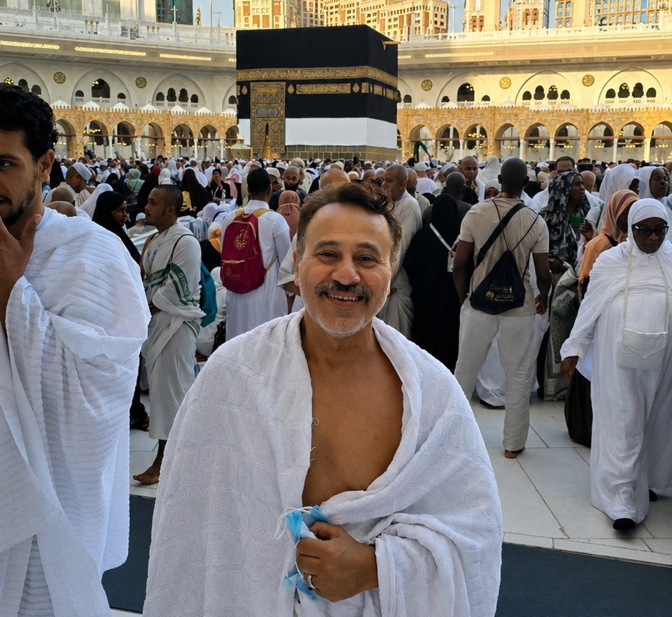 إيهاب فهمي يحتفل بـ يوم ميلادي في مكة المكرمة وسط أجواء روحانية داخل بيت الله الحرام