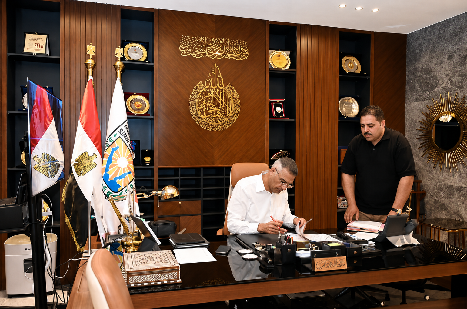 محافظ جنوب سيناء يعتمد عددًا من عقود تقنين الأوضاع بدهب ورأس سدر ويوجه بسرعة استكمال الإجراءات