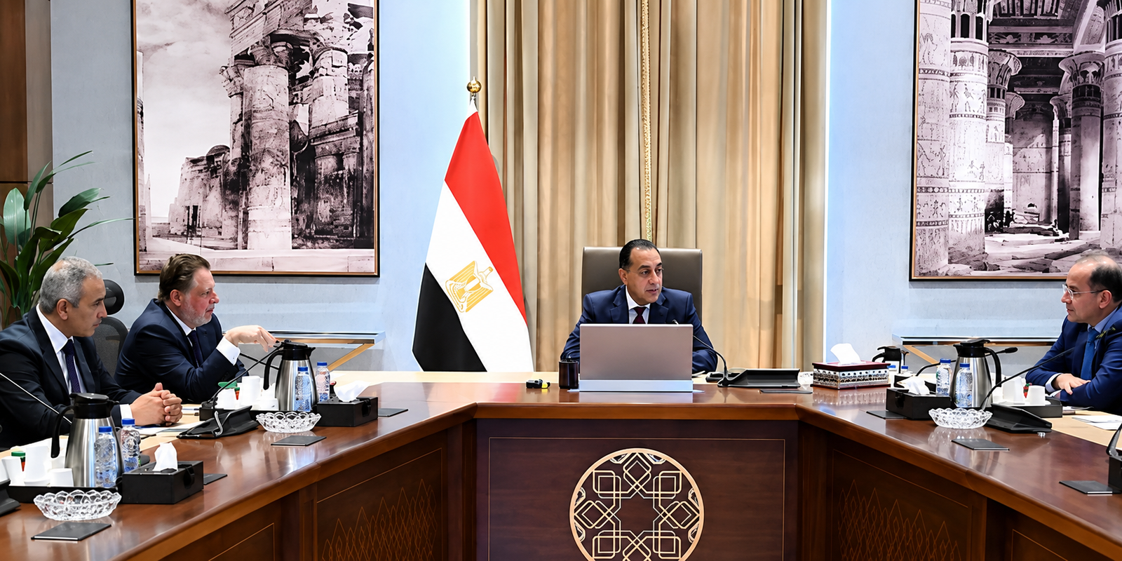 الحكومة والبنك المركزي يواصلان التنسيق لدعم الاقتصاد المصري وتوفير السلع الأساسية