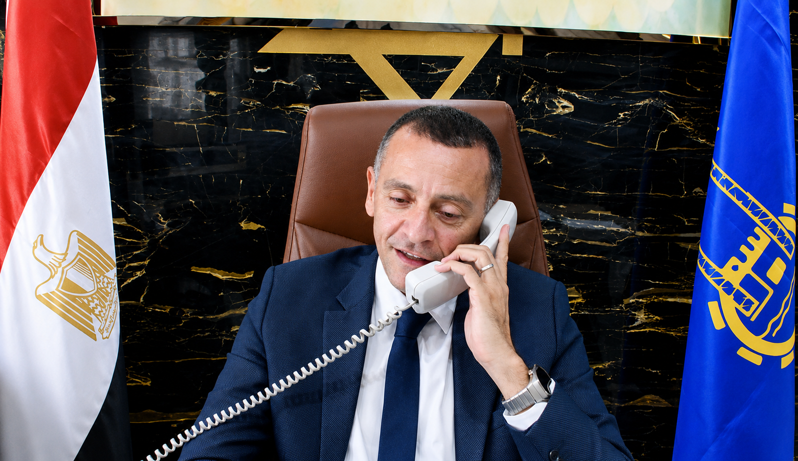 محافظ أسوان يهنئ أوائل الشهادة الإعدادية وأولياء أمورهم هاتفياً ويشيد بتفوقهم الدراسي للعام 2025-2026