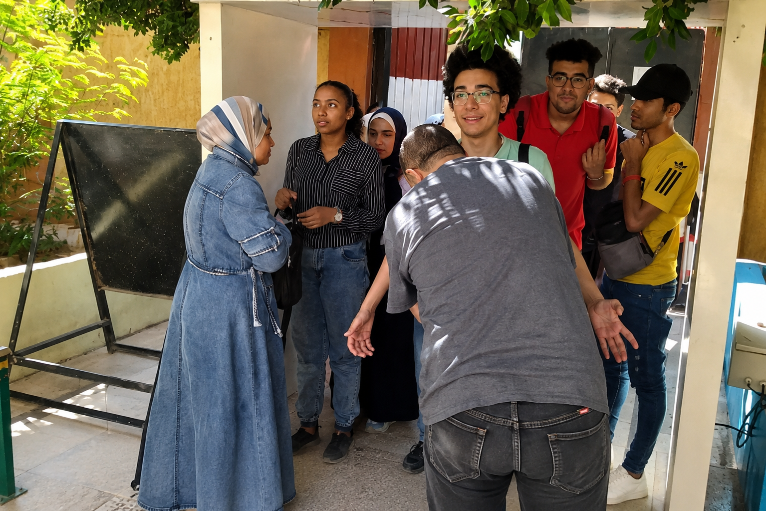 امتحانات الثانوية العامة 2026 تنطلق بإجراءات أمنية مشددة.. تفتيش الطلاب بالعصا الإلكترونية داخل اللجان