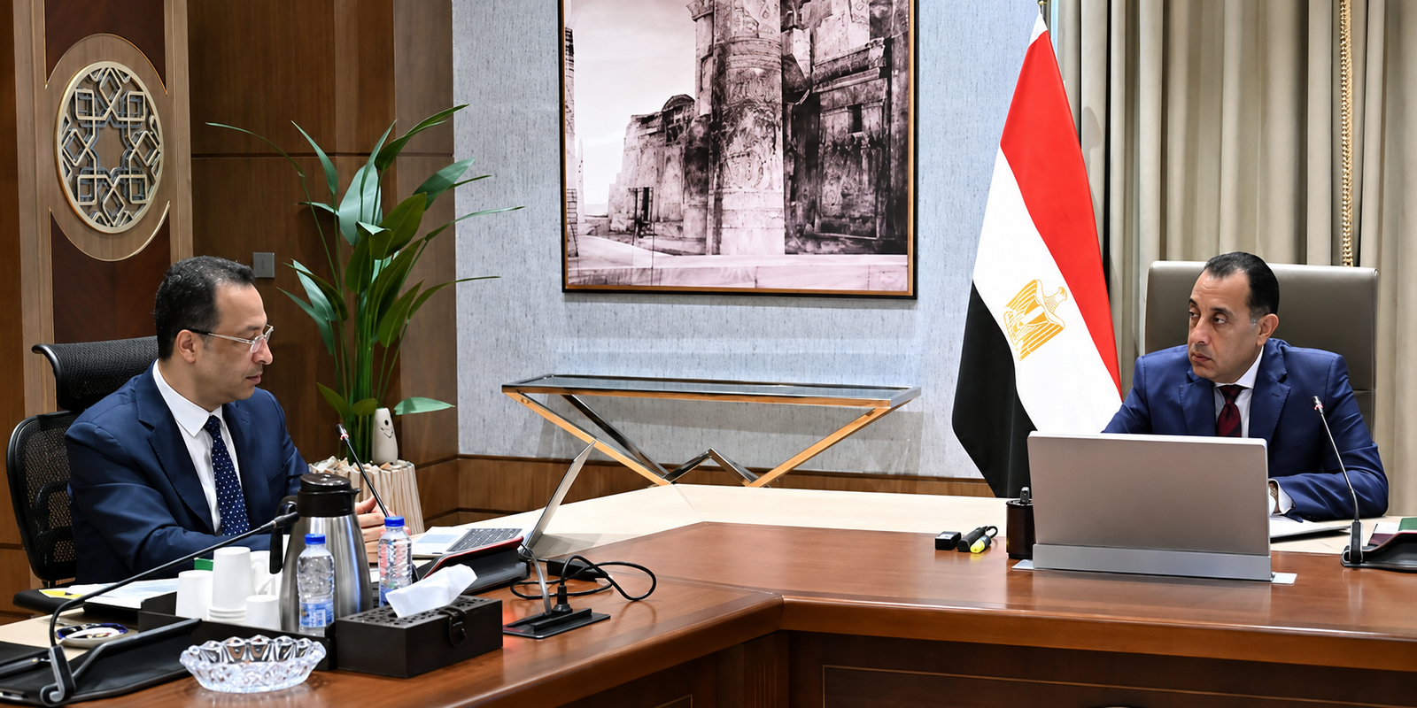 رئيس الوزراء يستعرض مع وزير الاتصالات خطط التوسع في التعهيد والبنية الرقمية وزيادة صادرات القطاع