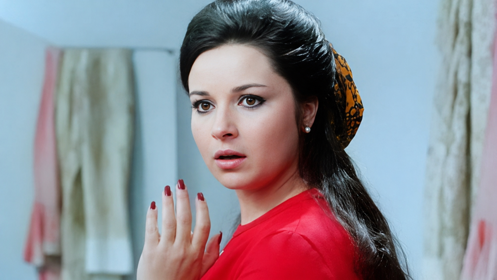 ذكرى ميلاد نورا.. محطات فنية صنعت نجومية الفنانة المصرية المعتزلة