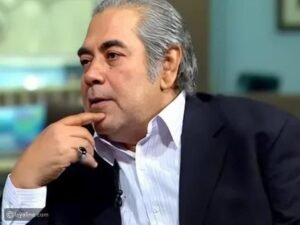 عنوان SEO: تصريحات مؤثرة لـ صبري عبد المنعم عن الوحدة والأوضاع الصحية للفنانين تثير تفاعلًا واسعًامقدمة الخبر كشف الفنان صبري عبد المنعم في تصريحات تلفزيونية مؤثرة عن تفاصيل إنسانية صعبة مرّ بها خلال الفترة الأخيرة، متحدثًا عن شعوره بالوحدة بعد استيقاظه ذات يوم وعدم وجود أحد بجواره، إلى جانب حديثه عن أوضاع الفنانين الصحية والاجتماعية. وتصدّر اسم صبري عبد المنعم مواقع التواصل الاجتماعي بعد تصريحاته التي جاءت خلال مداخلة هاتفية ببرنامج “قلبك مع جمال شعبان”. وأكد صبري عبد المنعم أن الضغوط النفسية والحزن المستمر قد يؤديان إلى مشكلات صحية خطيرة، مشددًا على أهمية الدعم النفسي والاجتماعي للفنانين وكافة الأشخاص في المجتمع. 1. تصريحات صبري عبد المنعم حول الوحدة وتأثيرها النفسي تحدث الفنان صبري عبد المنعم عن تجربة شخصية وصفها بالمؤلمة، حين استيقظ ولم يجد أحدًا من المقربين حوله، وهو ما جعله يشعر بصدمة نفسية كبيرة. وأوضح أن هذه اللحظات كانت سببًا في إعادة تقييمه لكثير من العلاقات في حياته. وأشار صبري عبد المنعم إلى أن الوحدة قد تكون أكثر خطورة من المرض نفسه، إذا لم يجد الإنسان من يسانده أو يقف بجواره في الأوقات الصعبة، مؤكدًا أن الدعم الإنساني لا يقل أهمية عن العلاج الطبي. وأضاف أن هذه التجربة جعلته أكثر قربًا من الجمهور عبر منصات التواصل الاجتماعي، وخاصة تطبيق “تيك توك”، الذي يستخدمه للتفاعل مع المتابعين ومتابعة ما يحدث من حوله. 2. الحالة الصحية للفنانين وأثر الضغوط النفسية في جزء آخر من حديثه، تطرق صبري عبد المنعم إلى الحالة الصحية للفنانين بشكل عام، موضحًا أن العديد منهم يواجهون ضغوطًا نفسية شديدة مع تقدم العمر أو قلة فرص العمل. وقال صبري عبد المنعم إن الحزن المستمر قد يؤدي إلى أمراض جسدية خطيرة، مثل أمراض القلب وضغط الدم، وهو ما يستوجب الانتباه إلى الصحة النفسية بقدر الاهتمام بالصحة الجسدية. كما شدد صبري عبد المنعم على ضرورة وجود شبكة دعم حقيقية للفنانين، سواء من النقابة أو من الأصدقاء أو الجمهور، لأن غياب هذا الدعم قد يفاقم الأزمات النفسية. 3. سبب اتجاه صبري عبد المنعم إلى منصات التواصل الاجتماعي أوضح صبري عبد المنعم أن استخدامه لمنصات التواصل الاجتماعي لم يكن بهدف الظهور فقط، وإنما بسبب رغبته في البقاء على تواصل مباشر مع الجمهور. وأشار صبري عبد المنعم إلى أنه لجأ إلى هذه المنصات بعد شعوره بالعزلة، مؤكدًا أن التفاعل مع الجمهور منحه طاقة إيجابية ساعدته على تجاوز بعض الأزمات. وأضاف أن التكنولوجيا أصبحت وسيلة أساسية لكبار الفنانين للبقاء على اتصال بالعالم الخارجي، وليس مجرد وسيلة ترفيه. 4. تصريحات مؤثرة حول الأصدقاء والدعم الإنساني في لحظة مؤثرة خلال اللقاء، دخل صبري عبد المنعم في نوبة بكاء أثناء حديثه عن قلة الأصدقاء الحقيقيين في حياته، مؤكدًا أن عدد الأشخاص الذين ما زالوا بجانبه لا يتجاوز أصابع اليد الواحدة. وأكد صبري عبد المنعم أن هذه التجربة جعلته أكثر وعيًا بقيمة العلاقات الإنسانية الحقيقية، وأنه أصبح أكثر حرصًا على اختيار من يحيط به. وشدد على أن الدعم المعنوي قد يكون سببًا في إنقاذ حياة الإنسان من الانهيار النفسي. 5. تفاعل الجمهور مع تصريحات صبري عبد المنعم حظيت تصريحات صبري عبد المنعم بتفاعل واسع عبر مواقع التواصل الاجتماعي، حيث عبّر عدد كبير من المتابعين عن تعاطفهم معه، مشيدين بصدقه وشفافيته في الحديث عن مشاعره. واعتبر البعض أن حديث صبري عبد المنعم يعكس واقعًا يعيشه العديد من الفنانين الذين يواجهون الوحدة بعد سنوات من الشهرة والنجاح. خاتمة الخبر وفي ختام حديثه، أكد صبري عبد المنعم أن الأمل والدعم النفسي هما الطريق الوحيد لتجاوز الأزمات، مشددًا على أن الإنسان لا يمكنه مواجهة الحياة بمفرده دون سند حقيقي. ويظل اسم صبري عبد المنعم حاضرًا بقوة في المشهد الفني والإعلامي بعد هذه التصريحات المؤثرة التي لاقت اهتمامًا كبيرًا. الوسوم (Tags) صبري عبد المنعم، تصريحات صبري عبد المنعم، الفنان صبري عبد المنعم، أخبار الفن، توك شو، برنامج قلبك مع جمال شعبان، الحالة الصحية للفنانين، الوحدة، الوسط الفني