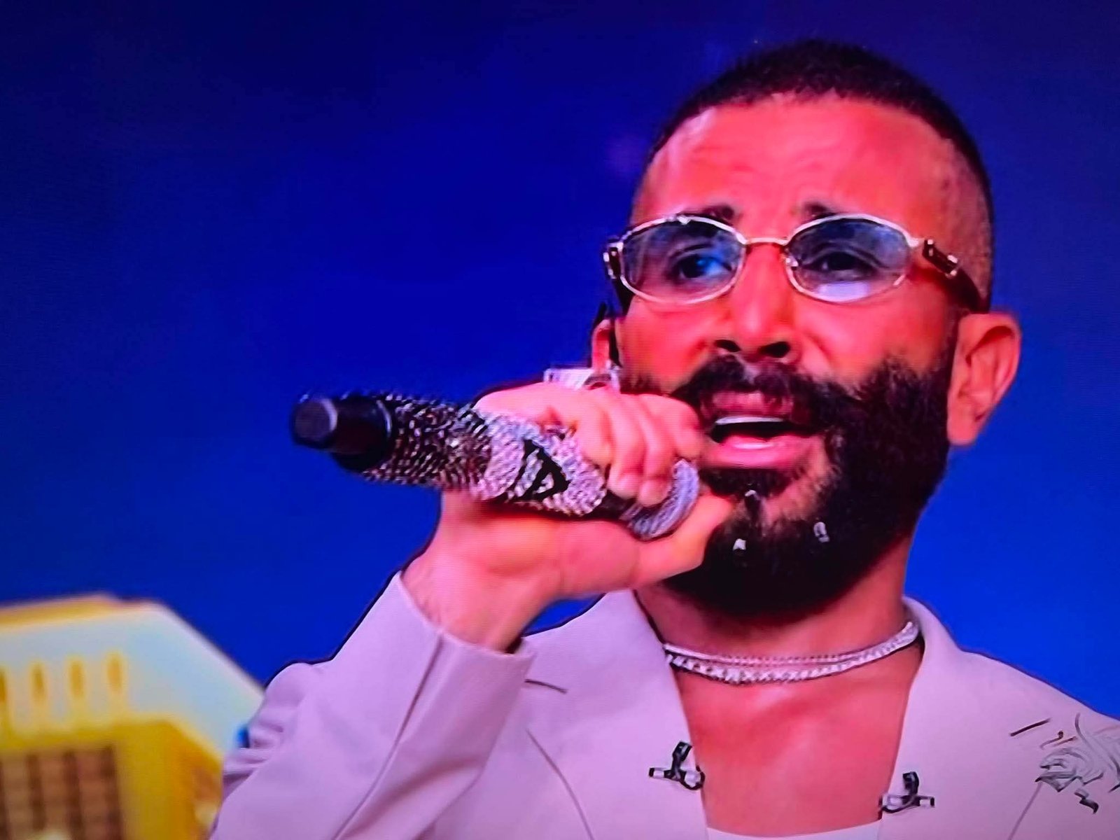 أحمد سعد ومايك الماس يثيران الجدل.. وتعليقه على أغنية “تباعًا” لشيرين يشعل النقاش