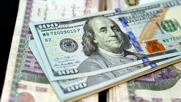 سعر الدولار اليوم في البنوك المصرية يواصل الارتفاع.. هل يقترب من حاجز 50 جنيهًا؟
