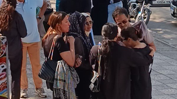 تشييع جثمان الفنان أحمد جلال عبد القوي وسط حالة من الحزن.. دموع الأسرة تخيم على مراسم الوداع 5 تشييع جثمان الفنان أحمد جلال عبد القوي وسط حالة من الحزن.. دموع الأسرة تخيم على مراسم الوداع