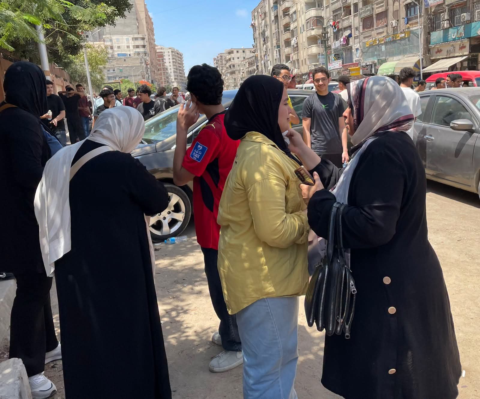 انهيار طلاب الثانوية العامة بالإسكندرية بعد امتحان الكيمياء.. شكاوى من صعوبة الأسئلة وضيق الوقت