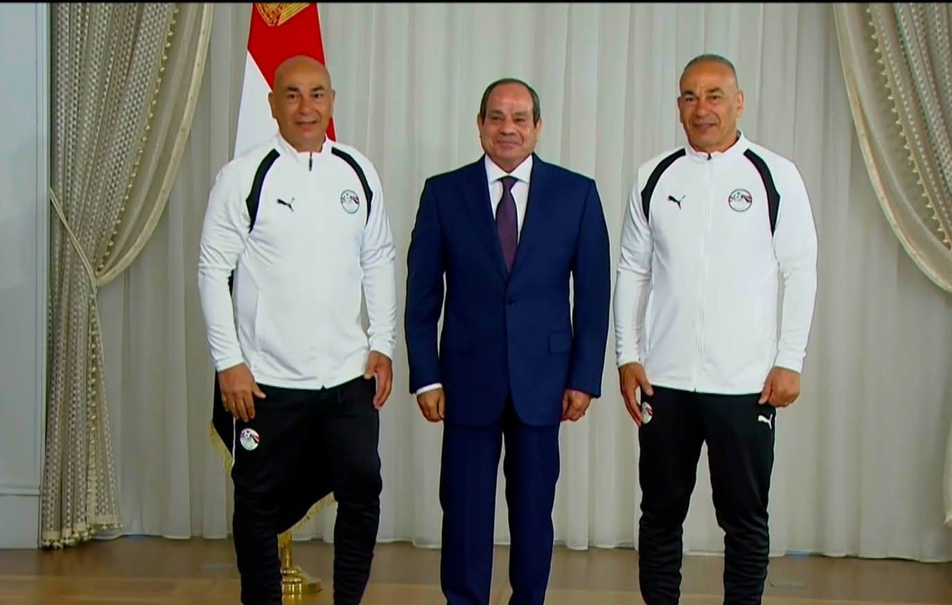 الرئيس السيسي يمنح بعثة منتخب مصر كأس الفخر والاعتزاز.. تكريم تاريخي بعد الإنجاز العالمي