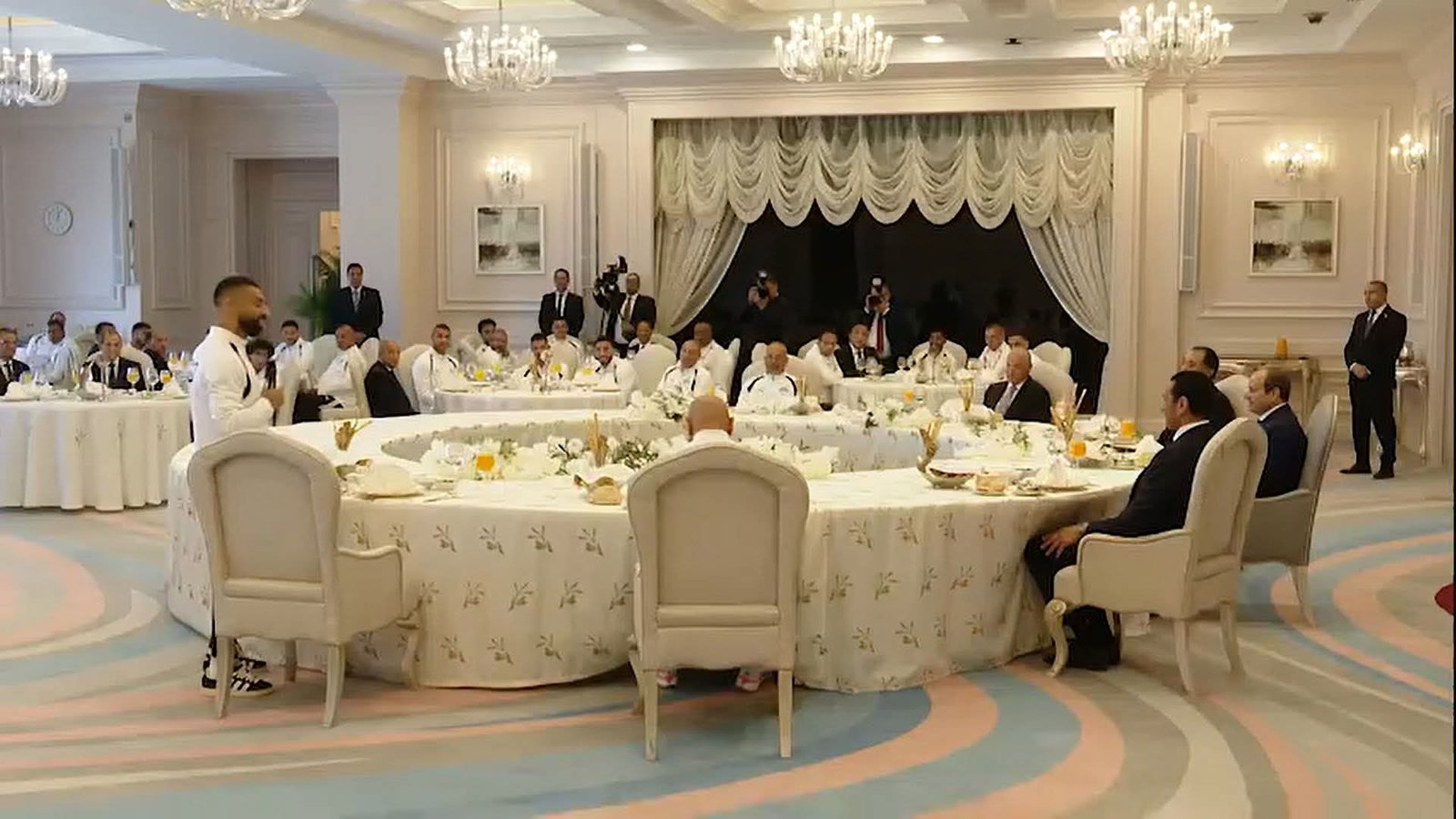 محمد صلاح أمام الرئيس عبد الفتاح السيسي: أتمنى تحقيق بطولات مع المنتخب 