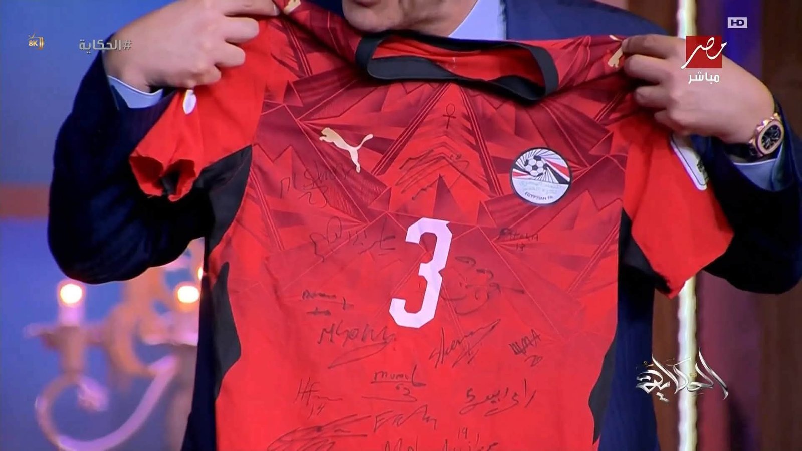 محمد هاني يفاجئ عمرو أديب بهدية خاصة من لاعبي منتخب مصر في برنامج "الحكاية"