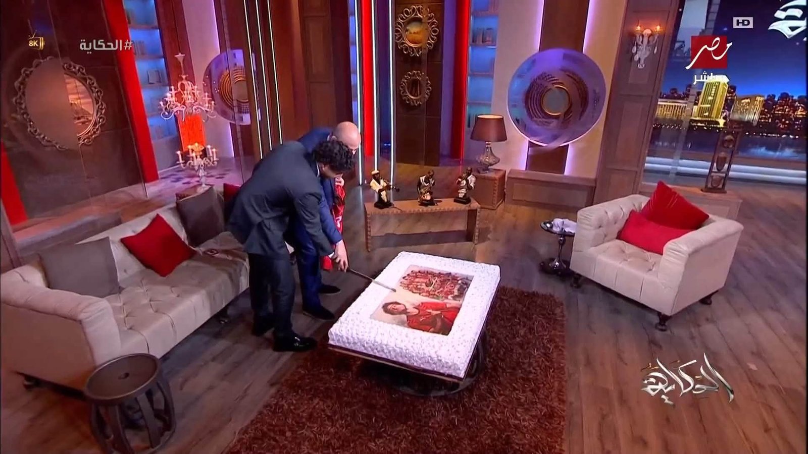 محمد هاني يفاجئ عمرو أديب بهدية خاصة من لاعبي منتخب مصر في برنامج "الحكاية"