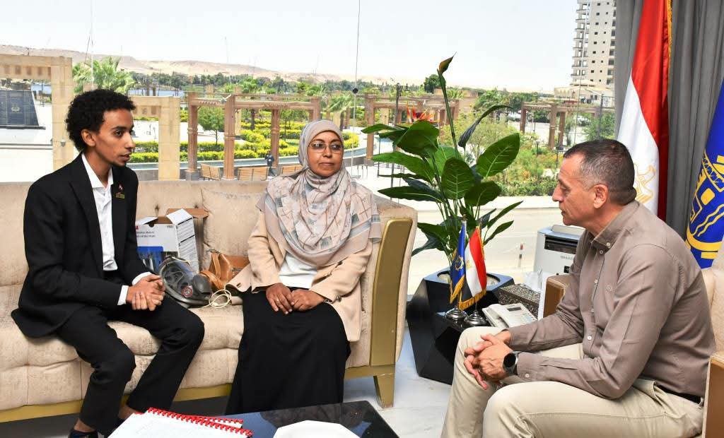 محافظ أسوان يكرّم الفائز بجائزة الدولة للمبدع الصغير.. ويؤكد: أبناء المحافظة يصنعون مستقبل الإبداع والابتكار