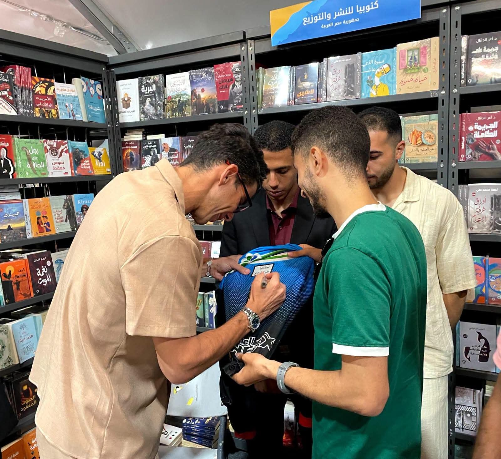 برشامة.. بالصور حفل توقيع كتاب شريف إكرامي حارس الأهلي السابق بمعرض مكتبة الإسكندرية للكتاب
