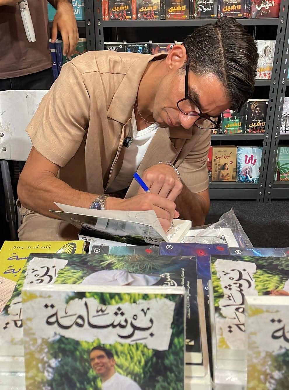 برشامة.. بالصور حفل توقيع كتاب شريف إكرامي حارس الأهلي السابق بمعرض مكتبة الإسكندرية للكتاب