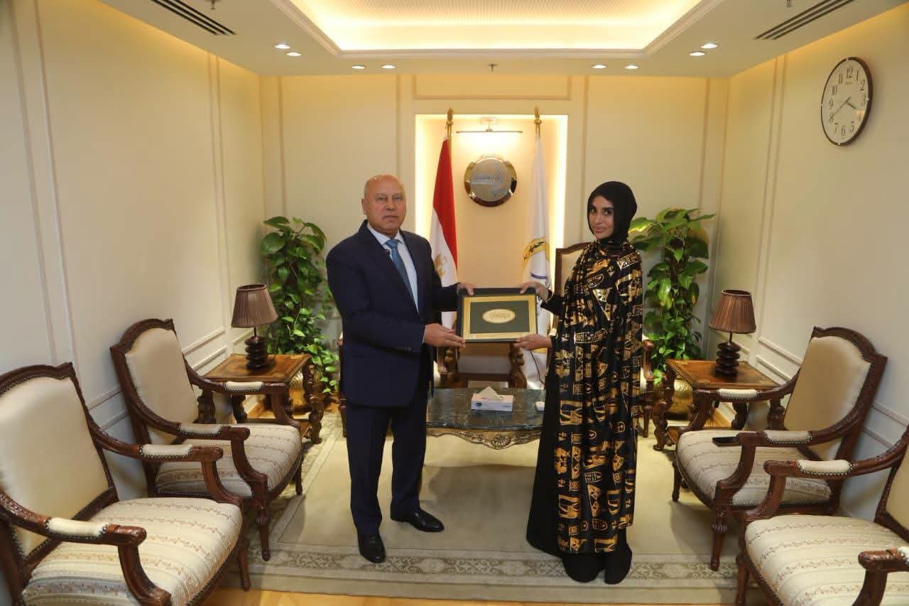 وزير النقل يكرم ليلى الأنصاري تقديرًا لموقفها الوطني في التصدي لرشق قطار السكك الحديدية بالحجارة 3 وزير النقل يكرم ليلى الأنصاري تقديرًا لموقفها الوطني في التصدي لرشق قطار السكك الحديدية بالحجارة