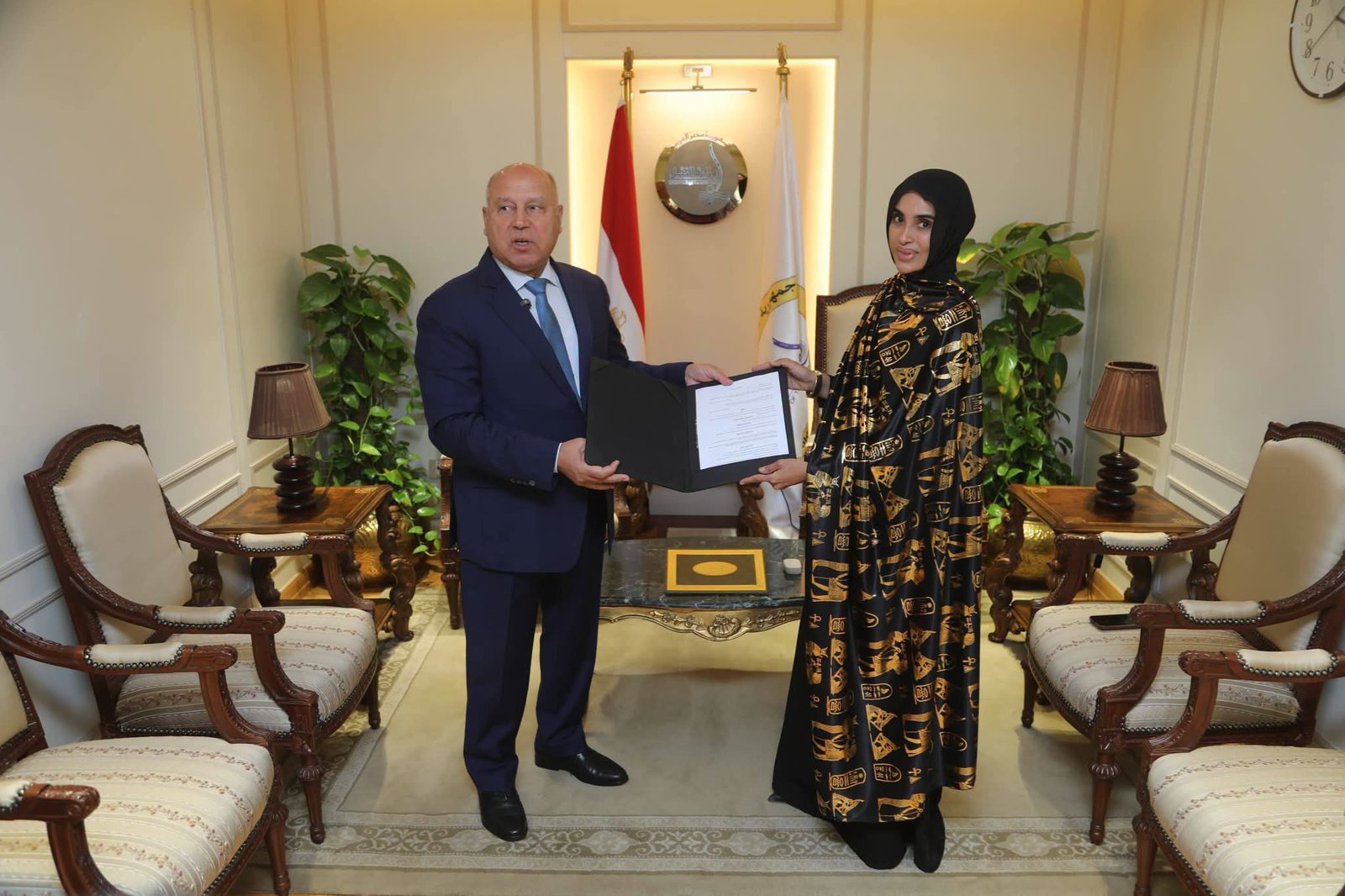 وزير النقل يكرم ليلى الأنصاري تقديرًا لموقفها الوطني في التصدي لرشق قطار السكك الحديدية بالحجارة