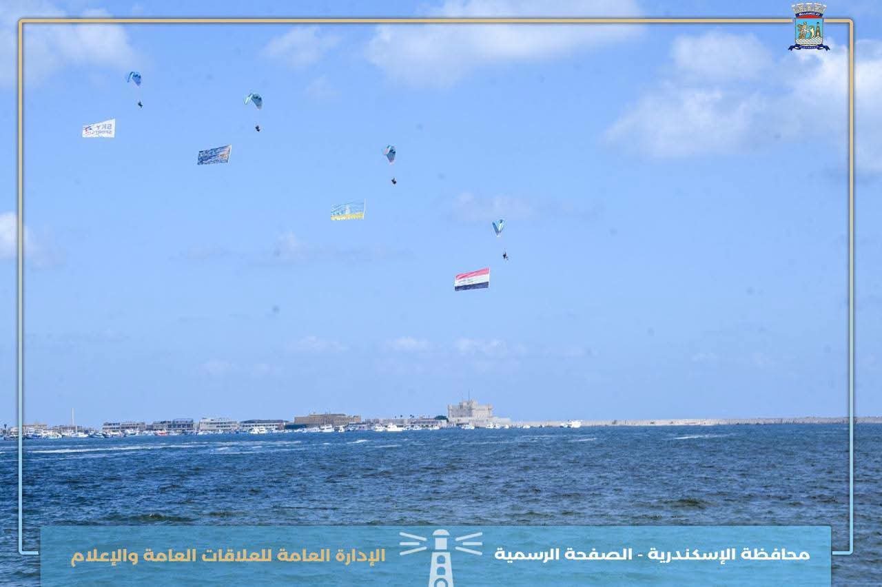 محافظ الإسكندرية يشهد عروضًا مبهرة للقوات البحرية احتفالًا بالعيد القومي الـ74 للمحافظة