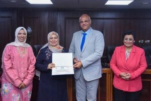 محافظ الإسكندرية يكرم القابلات في ختام برنامج تطوير الكوادر الطبية لتعزيز صحة الأم والطفل