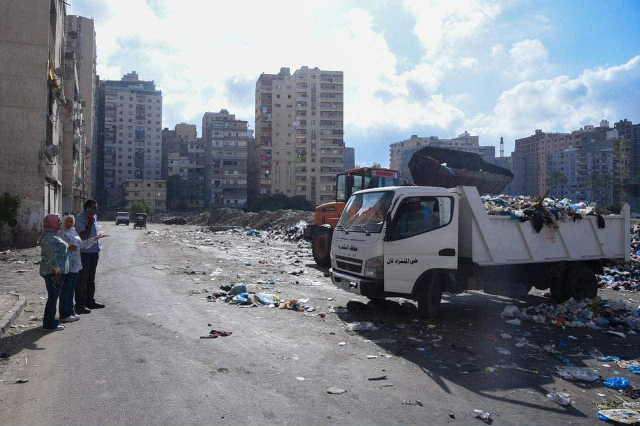 محافظة الإسكندرية ترفع 121 طنًا من المخلفات في حملة موسعة للقضاء على بؤر فرز المخلفات