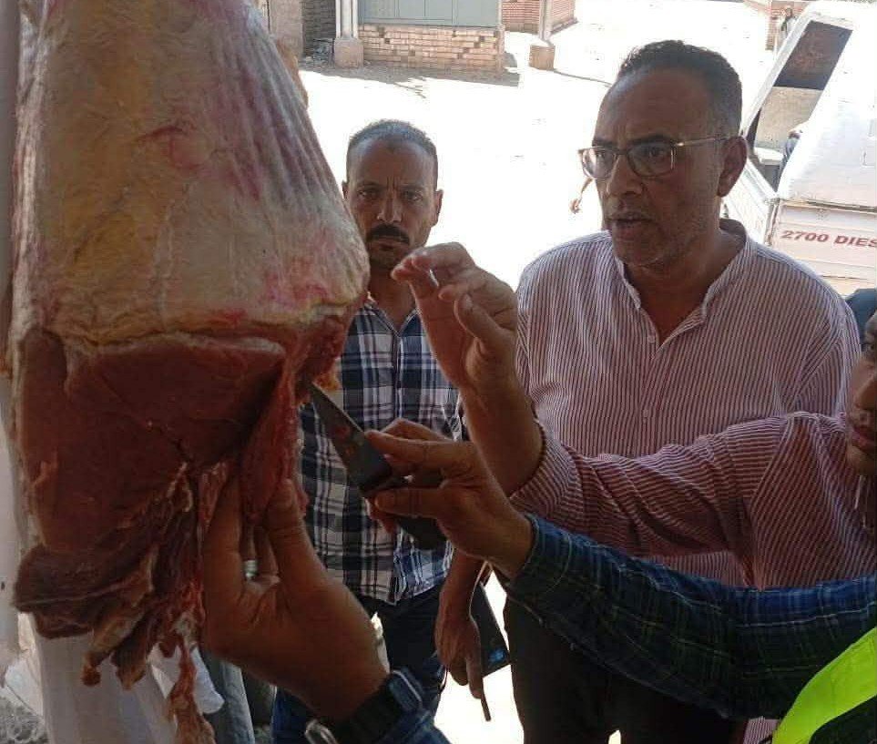 ضبط لحوم وسلع غذائية مجهولة المصدر في الشهداء.. حملات مكثفة لحماية المواطنين بالمنوفية 3 ضبط لحوم وسلع غذائية مجهولة المصدر في الشهداء.. حملات مكثفة لحماية المواطنين بالمنوفية