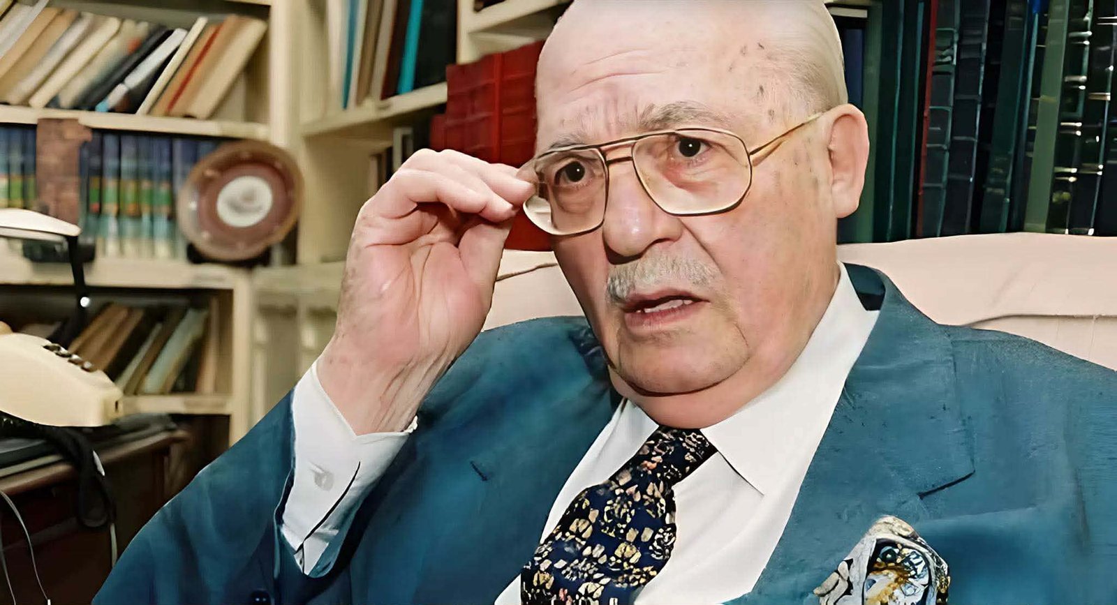 ثروت أباظة.. أديب مصري أثرى الأدب العربي بعشرات الروايات وحوّل كلماته إلى أعمال خالدة
