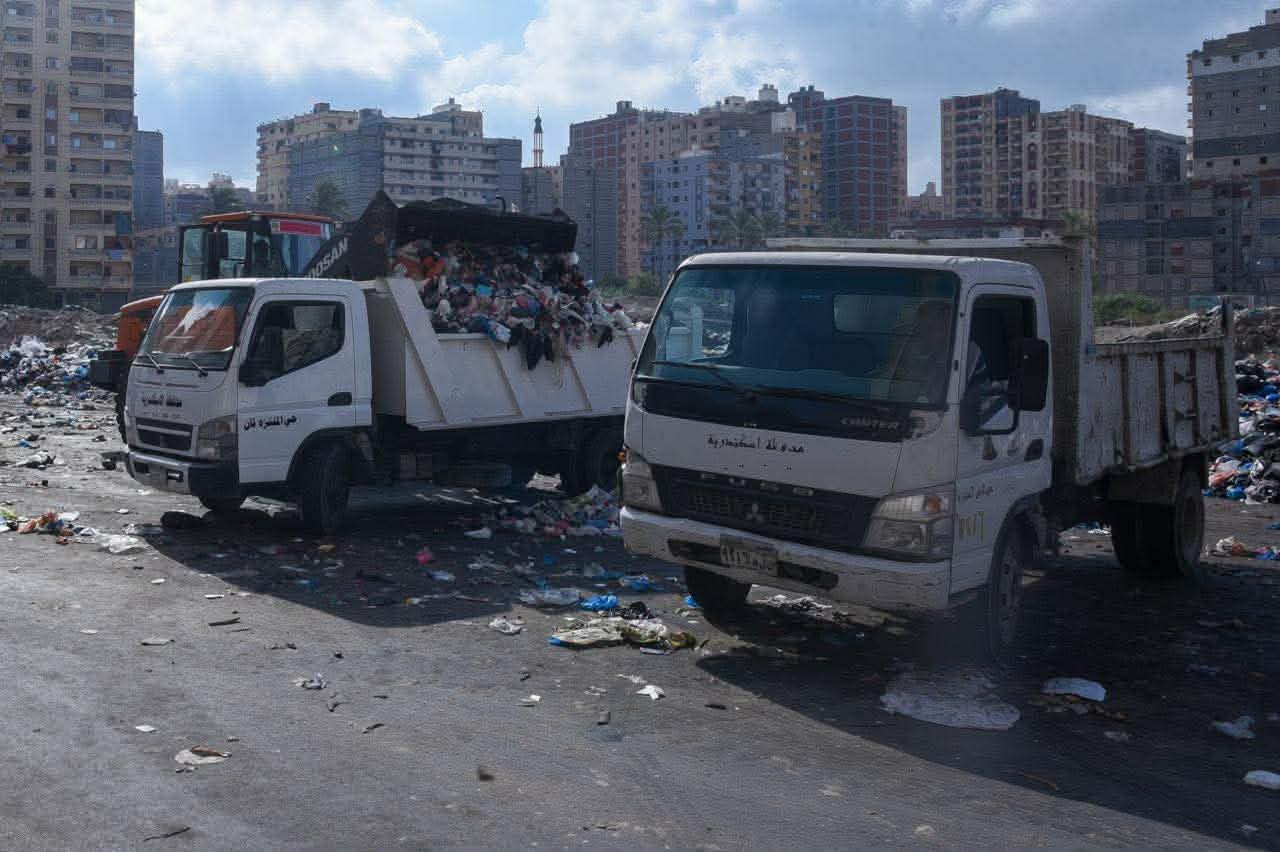 محافظة الإسكندرية ترفع 121 طنًا من المخلفات في حملة موسعة للقضاء على بؤر فرز المخلفات