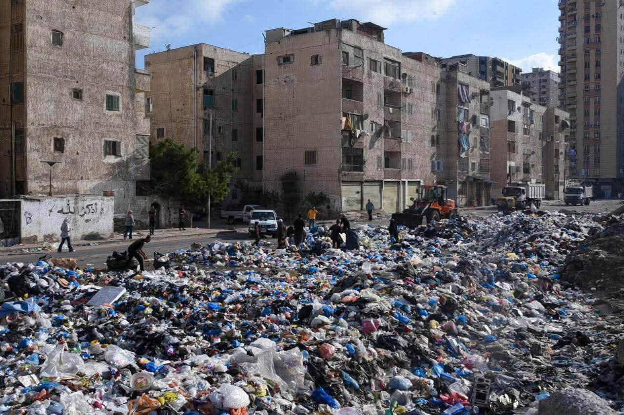 محافظة الإسكندرية ترفع 121 طنًا من المخلفات في حملة موسعة للقضاء على بؤر فرز المخلفات