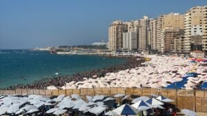 محافظ الإسكندرية: شواطئ الإسكندرية تسجل إشغالًا كاملًا بالقطاع الشرقي و90% بالقطاع الغربي
