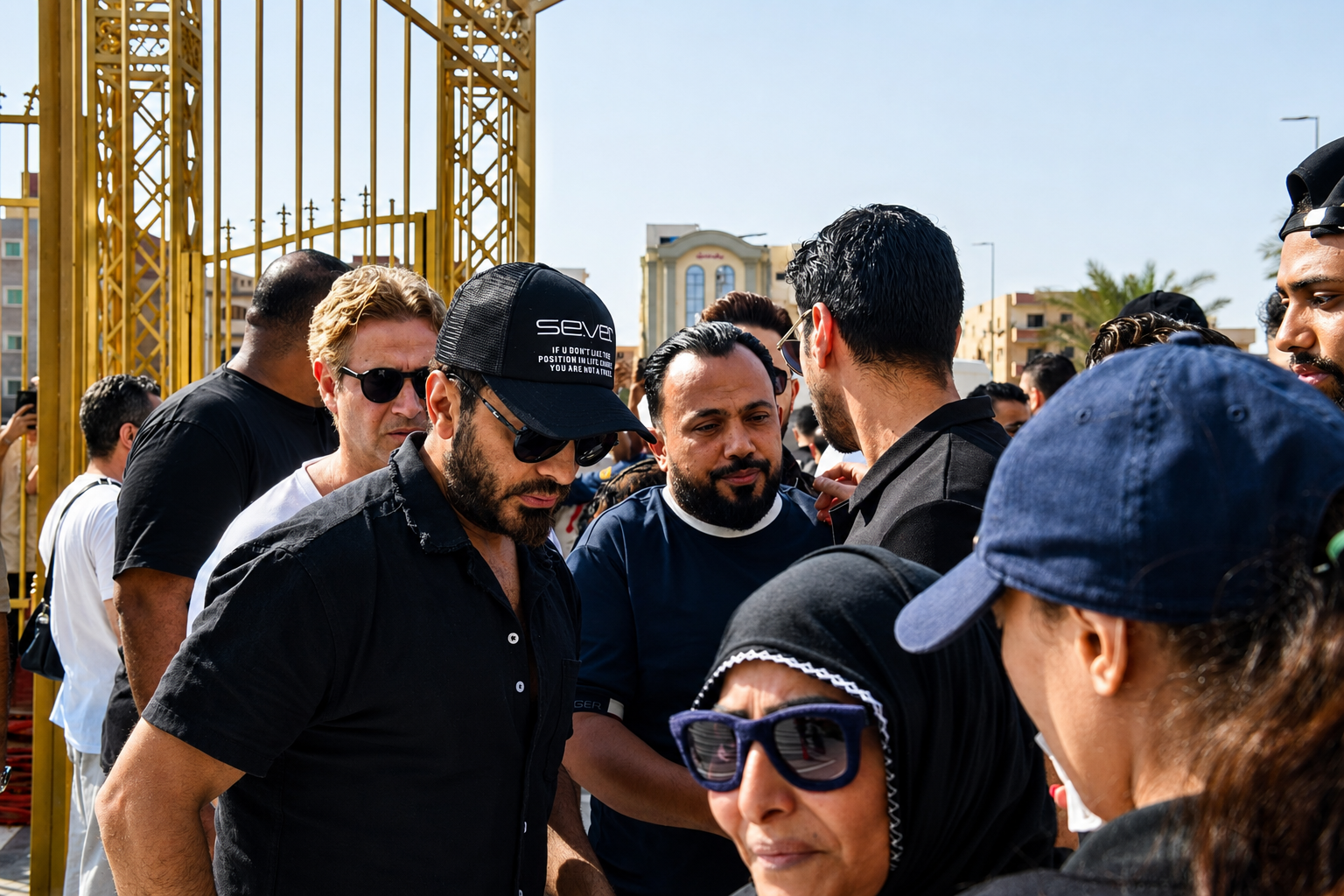 جنازة والد تامر حسني تشهد حضورًا واسعًا من نجوم الفن.. وتأجيل ارتباطاته الفنية حدادًا على رحيل والده