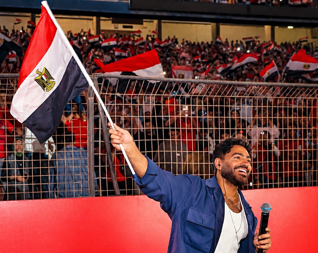 تامر حسني مع نجوم المنتخب يشعل احتفالية استاد القاهرة.. ليلة استثنائية جمعت الفن وكرة القدم