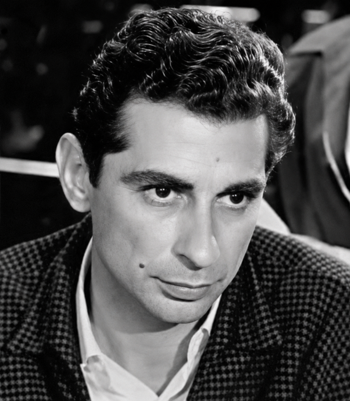 وسوم الخبر: يوسف شاهين، ذكرى وفاة يوسف شاهين، المخرج يوسف شاهين، السينما المصرية، مهرجان كان، باب الحديد، الناصر صلاح الدين، عالم النجوم