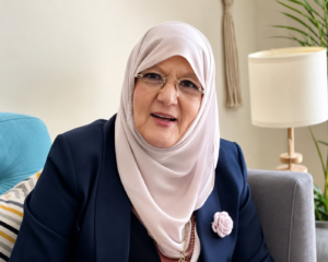 شمس البارودي تحسم الجدل حول صورها القديمة: توثيق الذكريات حق شخصي والدين لا يُختزل في المظهر