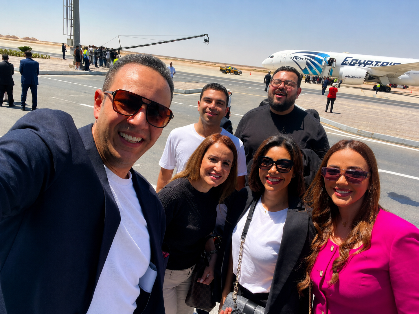 نجوم الفن والإعلام والرياضة في استقبال أبطال منتخب مصر بمطار العلمين وسط احتفالات جماهيرية بالإنجاز التاريخي