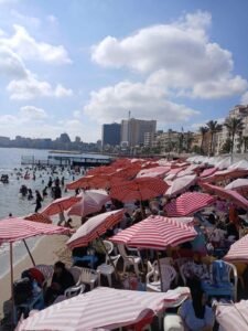 شواطئ الإسكندرية تستقبل مليونًا و250 ألف زائر في يوم واحد.. والإشغال يصل إلى 100% مع حملات رقابية مكثفة