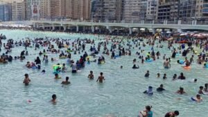 شواطئ الإسكندرية تستقبل مليونًا و250 ألف زائر في يوم واحد.. والإشغال يصل إلى 100% مع حملات رقابية مكثفة