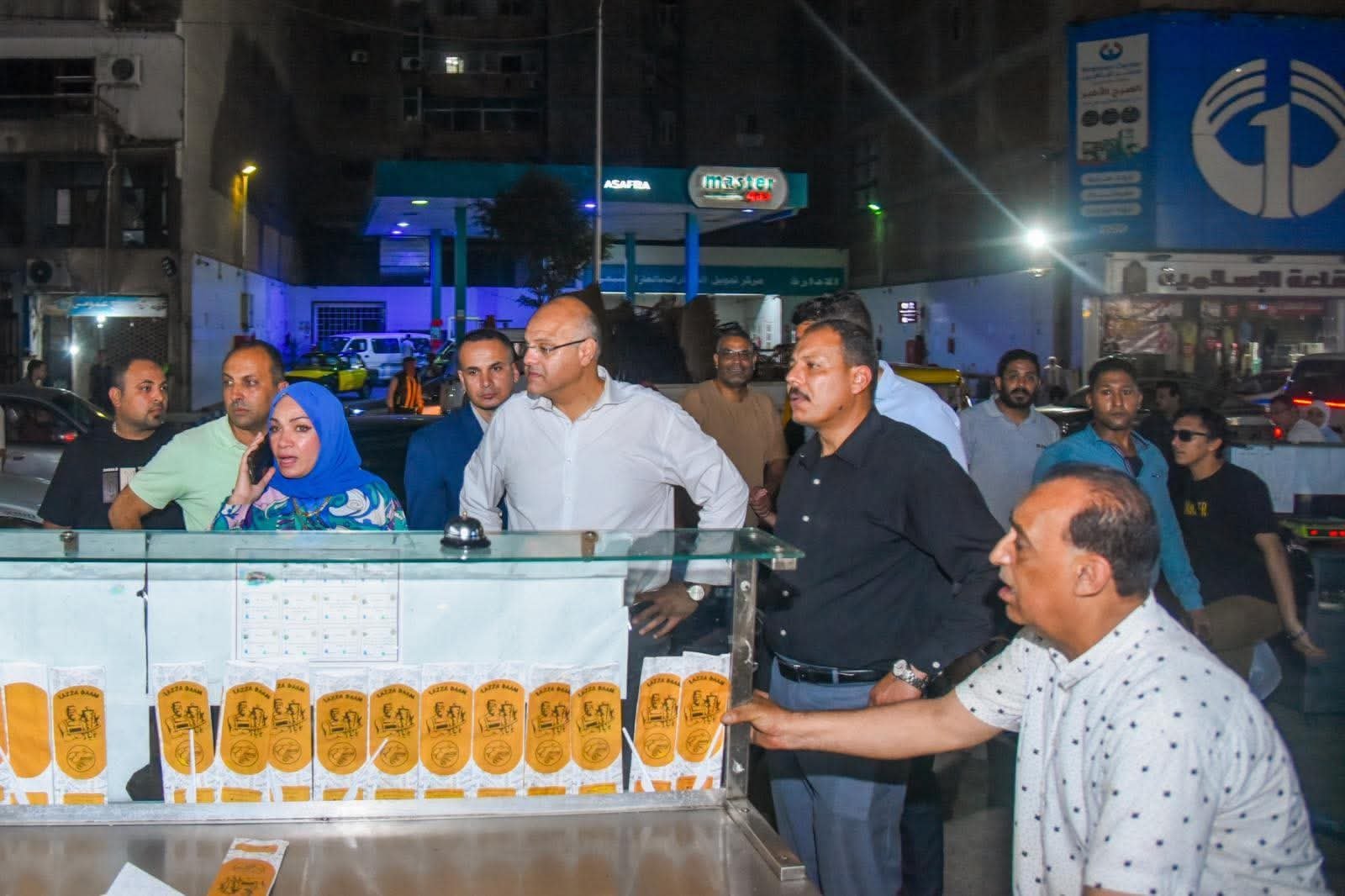 محافظ الإسكندرية يقود حملة مسائية مكبرة بشارع جمال عبد الناصر لاستعادة الانضباط وإزالة الإشغالات 3 محافظ الإسكندرية يقود حملة مسائية مكبرة بشارع جمال عبد الناصر لاستعادة الانضباط وإزالة الإشغالات