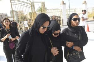 جنازة والد تامر حسني تشهد حضورًا واسعًا من نجوم الفن.. وتأجيل ارتباطاته الفنية حدادًا على رحيل والده