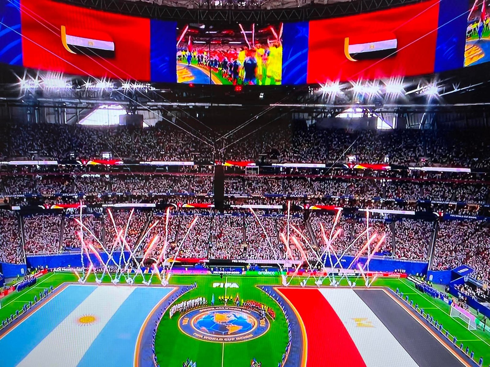 منتخب مصر أمام الأرجنتين.. انطلاق مباراة دور الـ16 وعزف النشيد الوطني يشعل حماس الجماهير في كأس العالم 2026