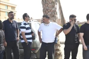 جنازة والد تامر حسني تشهد حضورًا واسعًا من نجوم الفن.. وتأجيل ارتباطاته الفنية حدادًا على رحيل والده