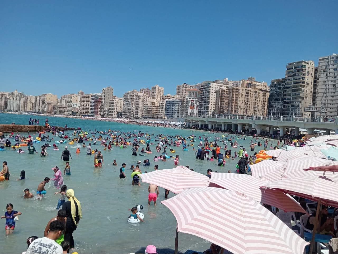محافظ الإسكندرية يوجه برفع درجة الاستعداد مع وصول نسب الإشغال إلى 100% على شواطئ الإسكندرية