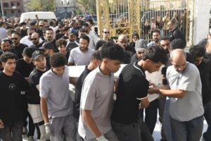 جنازة والد تامر حسني تشهد حضورًا واسعًا من نجوم الفن.. وتأجيل ارتباطاته الفنية حدادًا على رحيل والده