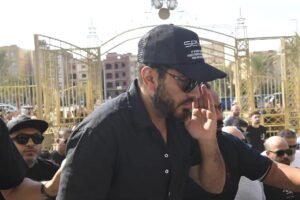 جنازة والد تامر حسني تشهد حضورًا واسعًا من نجوم الفن.. وتأجيل ارتباطاته الفنية حدادًا على رحيل والده