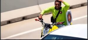 عامل الدليفري صاحب أجمل لقطة احتفال خلال استقبال لاعبي منتخب مصر بالعلمين: كنت بشجع من قلبي