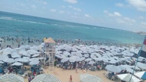 محافظ الإسكندرية يوجه برفع درجة الاستعداد مع وصول نسب الإشغال إلى 100% على شواطئ الإسكندرية