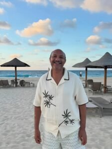أحمد فهيم يقضي إجازته الصيفية مع عائلته في ريكسوس بريميوم العلمين بعد نجاح «تحت السن»