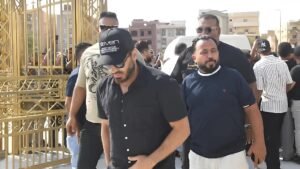 جنازة والد تامر حسني تشهد حضورًا واسعًا من نجوم الفن.. وتأجيل ارتباطاته الفنية حدادًا على رحيل والده