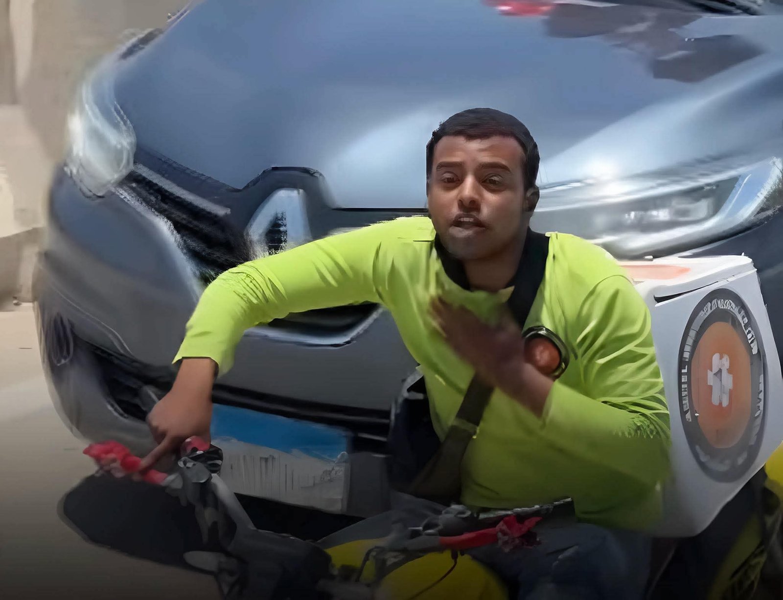عامل الدليفري صاحب أجمل لقطة احتفال خلال استقبال لاعبي منتخب مصر بالعلمين: كنت بشجع من قلبي