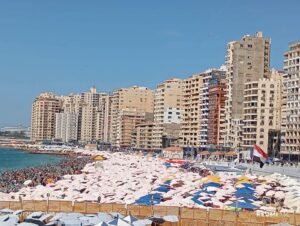 محافظ الإسكندرية يوجه برفع درجة الاستعداد مع وصول نسب الإشغال إلى 100% على شواطئ الإسكندرية